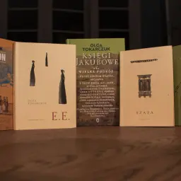 Książki Olgi Tokarczuk ułożone chronologicznie: "Empuzjon", "E.E.", "Księgi Jakubowe", "Szafa", "Gra na wielu bębenkach".