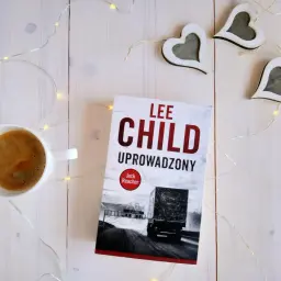 Kawa i książka "Uproszczony" Lee Childa, idealna na wieczór. Kolejność czytania książek z serii Jack Reacher jest ważna.