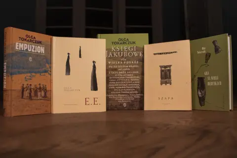 Książki Olgi Tokarczuk ułożone chronologicznie: "Empuzjon", "E.E.", "Księgi Jakubowe", "Szafa", "Gra na wielu bębenkach".
