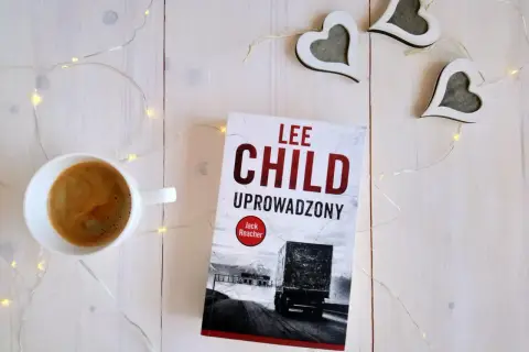 Kawa i książka "Uproszczony" Lee Childa, idealna na wieczór. Kolejność czytania książek z serii Jack Reacher jest ważna.