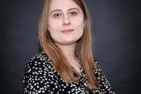 Kinga Wójcik w czarnej bluzce w białe kwiatki, część serii o Lenie Rudnickiej.