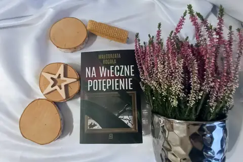 Małgorzata Rogala, cykl Monika Gniewosz: "Na wieczne potępienie" na tle wrzosów i drewnianych ozdób.