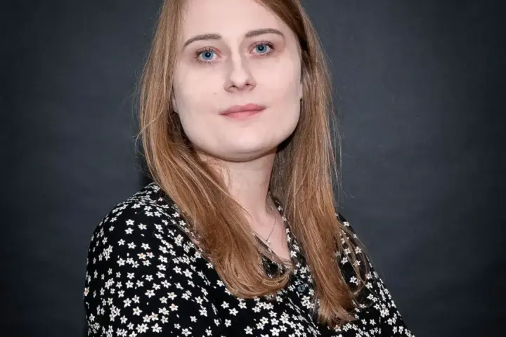 Kinga Wójcik w czarnej bluzce w białe kwiatki, część serii o Lenie Rudnickiej.